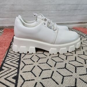 SO ME WHITE LACE UP PLATFORM OXFORDS, SZ 8
